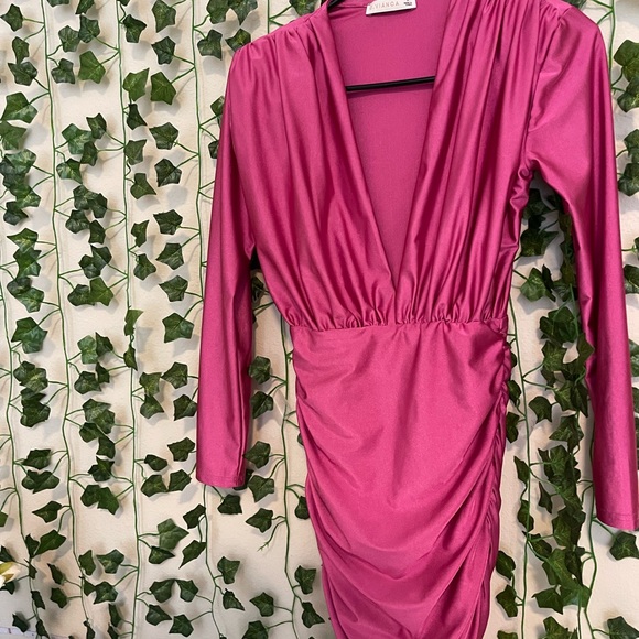 It’s a beautiful pink stretchy long sleeves dress - Picture 3 of 8